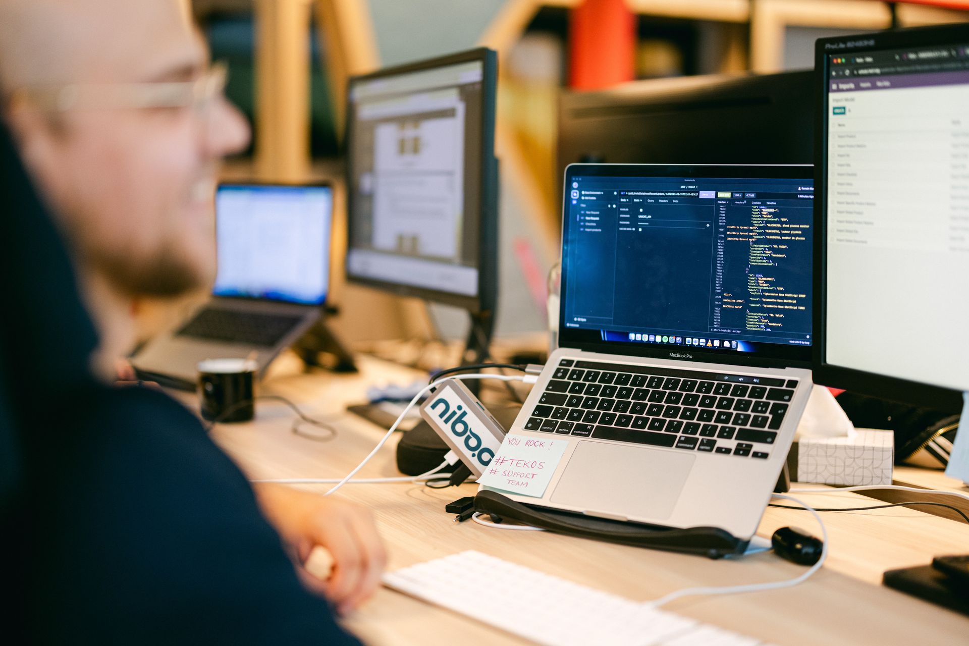 Technicien gérant la gestion de stock avec Odoo Inventory